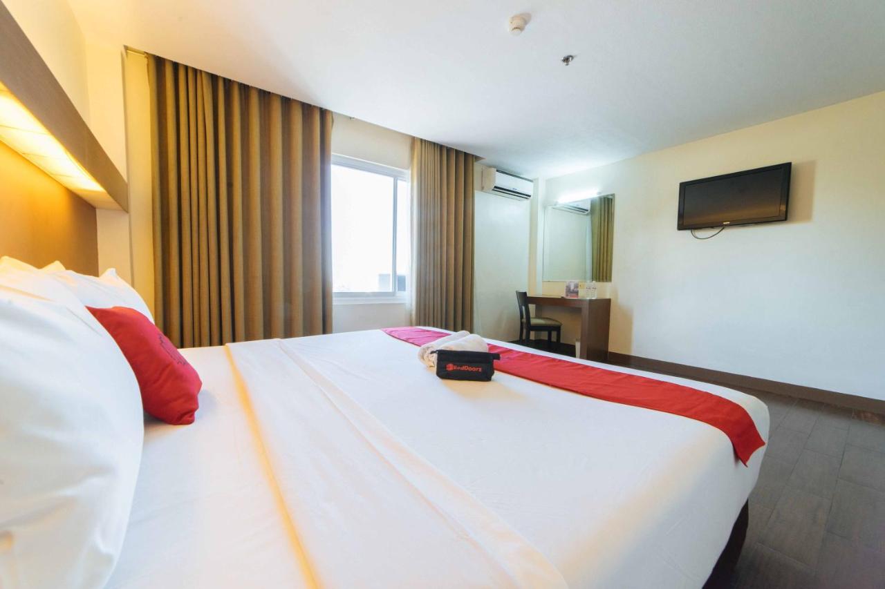 Reddoorz Premium @ The Ritz Garden Oases Hotel Davao City Exterior foto