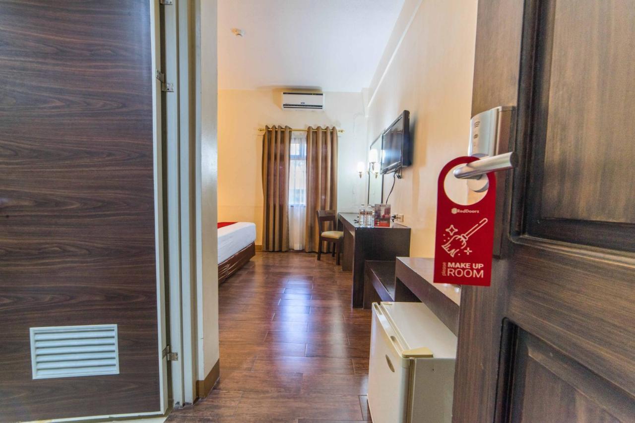 Reddoorz Premium @ The Ritz Garden Oases Hotel Davao City Exterior foto